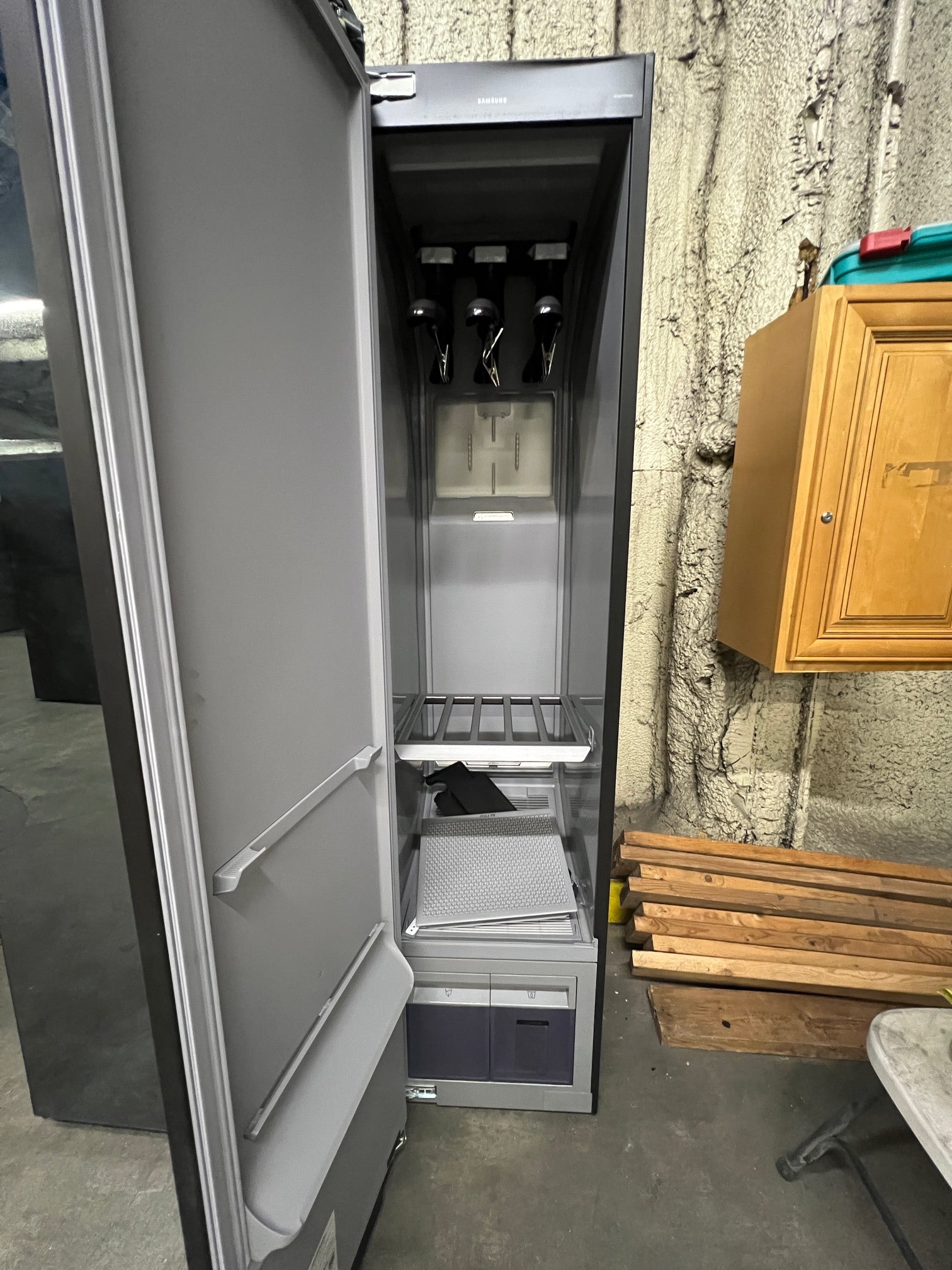 Samsung Bespoke AirDresser Clothing Care System with Steam Refresh in Crystal Mirror Finish